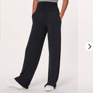 Lululemon Take It Easy Pant (31")
Black Size 8
